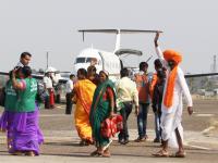 कोल्हापूर-मुंबई विमानसेवा अखेर सुरु, पहिले विमान झेपावले - Marathi News | The Kolhapur-Mumbai flight started, the first flight was shaken | Latest kolhapur Photos at Lokmat.com