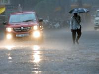 कोल्हापूरला मुसळधार पावसाने झोडपले, रस्त्यावर साचले पाणी - Marathi News | Kolhapur flooded with heavy rains, stagnant water on the road | Latest kolhapur Photos at Lokmat.com