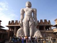 श्रवणबेळगोळ येथील भगवान बाहुबली महामुर्तीवर महामास्तकाभिषेक - Marathi News | Mahavastakabhishek on Lord Bahubali Mahamurti at Shravanabelogol | Latest maharashtra Photos at Lokmat.com