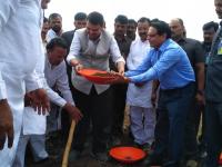 मुख्यमंत्र्यांनी केले सांगली जिल्ह्यात श्रमदान, आवंढी -बागलवाडी येथे जलसंधारण कामांची पाहणी - Marathi News | Chief Minister reviewed water works at Sharmadan, Aundhi-Bagaulwadi in Sangli district | Latest sangli Photos at Lokmat.com