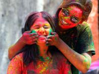 PHOTOS: 'आला होळीचा सण लय भारी...रंग बरसे...' गाण्यांवर थिरकत तरूणाईची 'कलरफूल' होळी - Marathi News | happy holi 2022 photos young gild and boys celebrating holi colours rasta peth pune | Latest pune Photos at Lokmat.com