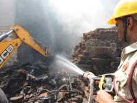 कोल्हापूरात आग, १५ लाखांचे नुकसान, डोळ्या समोर राहते घर आगीच्या भक्षस्थानी - Marathi News | The fire of Kolhapur, 15 lakhs of losses, remains in front of the eye; | Latest kolhapur Photos at Lokmat.com