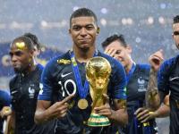 विश्वविजेत्या फ्रान्सच्या 'हिरो'चा अचंबित करणारा पराक्रम - Marathi News | Kylian Mbappe leaves behind Lionel Messi and Cristiano Ronaldo to create unique record | Latest football Photos at Lokmat.com