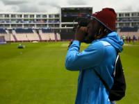 ICC World Cup 2019 : तिच्यासाठी ख्रिस गेल बनला 'कॅमेरामॅन'! - Marathi News | ICC World Cup 2019: Chris Gayle Became CameraMan For Elma Smit | Latest cricket Photos at Lokmat.com
