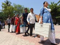 कोल्हापूर लोकसभा मतदार संघात निवडणूक साहित्याचे वाटप - Marathi News | Allotment of electoral literature in Kolhapur Lok Sabha constituency | Latest kolhapur Photos at Lokmat.com