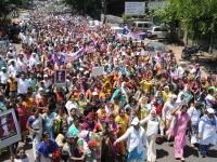 कोल्हापूरात ‘शिक्षण बचाव’ महामोर्चा, हजारो जमले रस्त्यावर - Marathi News | Kolhapur 'Education Rescue' Mahamarcha, thousands of people gathered on the streets | Latest kolhapur Photos at Lokmat.com