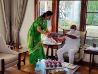 Rupali Chakankar : तुम्ही पेपर वाचला का? पवारांचा चाकणकरांना आजचा सवाल - Marathi News | Rupali Chakankar : you read today's paper? Today's question of Sharad Pawar to Chakankar | Latest mumbai Photos at Lokmat.com