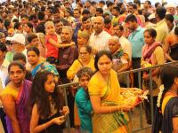 करवीरनिवासिनी श्री अंबाबाईच्या दर्शनासाठी भाविकांची गर्दी - Marathi News | A crowd of devotees for the visit of Karveervanisini Shri Ambabai | Latest kolhapur Photos at Lokmat.com