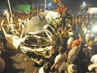 गणपतीपुळ्याहून नवस फेडून परतताना नियतीचा घाला, पुण्यातील एकाच कुटुबांतील १३ जण ठार - Marathi News | 13 people killed in the same family in Pune, 13 people killed after returning from Navkar's vows | Latest kolhapur Photos at Lokmat.com