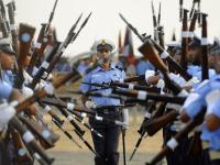 नौदलाच्या जवानांनी सादर केली चित्तथरारक प्रात्यक्षिके - Marathi News | Martial demonstrations performed by the Naval jawans | Latest mumbai Photos at Lokmat.com