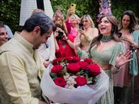 Kanika Kapoor Wedding : बॉलिवूड सिंगर कनिका कपूर आज अडकणार लग्नबंधनात, पाहा ‘बेबी डॉल’च्या हळदीचे फोटो - Marathi News | Kanika Kapoor Wedding With Gautam Hathiramani In London Mehendi Ceremony Photos | Latest filmy Photos at Lokmat.com