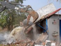 राष्ट्रसंत तुकडोजी महाराज नागपूर विद्यापीठाच्या मालकीच्या कॅम्पस भागातील जागेवरील अतिक्रमणे कडेकोट पोलीस बंदोबस्त तैनात करून शनिवारी हटविण्यात आली. - Marathi News | The encroachment on the campus area belonging to the Rashtra Santa Tukadoji Maharaj Nagpur University was removed in deployed police force on Saturday. | Latest nagpur Photos at Lokmat.com