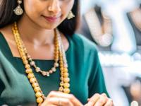 सोन्याचा भाव 6658 रुपयांनी घसरला, आता खरेदी करणं योग्य की अयोग्य? जाणून घ्या काय सांगतायत एक्सपर्ट्स? - Marathi News | Gold price drops by Rs 6658, is it worth buying now or not Know what experts say | Latest business Photos at Lokmat.com