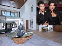 प्रियंका चोप्रा आणि निक जोनस राहतात या आलिशान बंगल्यात, किंमत वाचून तुम्हाला येईल भोवळ, See Photos - Marathi News | Priyanka Chopra and Nick Jonas live in this luxurious bungalow, you will feel dizzy after reading the price, See Photos | Latest filmy Photos at Lokmat.com