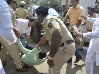 शासकीय रुग्णालयातील अनास्थेविरोधात प्रणिती शिंदे रस्त्यावर शासकीय रुग्णालयात डॉक्टरांची कमतरता, औषधांचा तुटवडा, महागलेले उपचार आणि रुग्णसेवेत होणाऱ्या हलगर्जीपणाविरोधात काँग्रेस कार्यकर्ते आक्रमक झाले. - Marathi News | In the government hospital on Praniti Shinde road, the Congress workers have become aggressive against the lack of doctors in government hospital, scarcity of drugs, expensive treatment and irregularities in patient services. | Latest solapur Photos at Lokmat.com