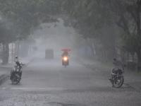 Cyclone Gulab : मुंबईत दिवसाच झाली रात्र, राजधानीत काळोख, मुसळधार पाऊस - Marathi News | Cyclone Gulab: Day and night in Mumbai, torrential rain continues | Latest mumbai Photos at Lokmat.com