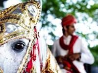 बोंबला! बॅण्डबाजासह वरात घेऊन नवरदेव निघाला; अर्ध्या रस्त्यात कोरोना पॉझिटिव्ह आला अन् मग.... - Marathi News | Police halt baraat as groom and his father found corona positive in uttar pradesh | Latest jarahatke Photos at Lokmat.com