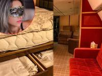 समोर आले लोलिता एक्सप्रेसचे फोटो, या आलिशान प्लेनमधून श्रीमंतांना सप्लाय केल्या जात होत्या तरूणी - Marathi News | Inside photos of Jeffrey Epstein lolita express surfaced girls were supplied in such a luxurious plane to rich people | Latest jarahatke Photos at Lokmat.com