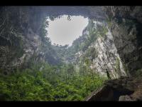 इथे आहे जगातली सगळ्यात रहस्यमय गुहा, आत बांधता येईल 40 मजली इमारत इतकी आहे जागा! - Marathi News | Hang son doong cave : The world largest cave could fit a 40 story building inside | Latest jarahatke Photos at Lokmat.com