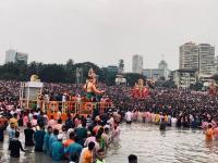 22 तासांच्या मिरवणुकीनंतर लालबागचा राजा गिरगाव चौपाटीवर दाखल; पाहा फोटो एकाच क्लीकवर - Marathi News | After 22 hours of procession, the king of Lalbaug enters Girgaon Chowpatty; See photos in one click | Latest mumbai Photos at Lokmat.com