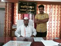 'जिंकलंय आपण अण्णा'... शेतमजूर बापाला जेव्हा पोरगा तहसिलदाराच्या खुर्चीवर बसवतो... - Marathi News | Anna, we have won ... when officer put father on the chair of Tehsildar langa in ratnagiri, humen interest story | Latest ratnagiri Photos at Lokmat.com