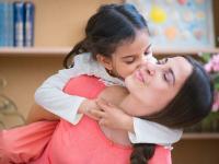 उन्हाळ्यात मुलांच्या तब्येतीची काळजी घेताना 'या' गोष्टी ठेवा लक्षात - Marathi News | Summer Tips for Skin Care in Children | Latest relationship Photos at Lokmat.com