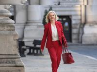 Who is Liz Truss: कोणाला वाटले होते, लिज उद्याची पंतप्रधान होईल! सातवीत असताना साकारलेली भुमिका - Marathi News | Liz Truss: Who would have thought, Liz Truss would be tomorrow's Prime Minister! A role performed in the seventh grade | Latest international Photos at Lokmat.com