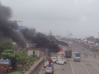 Maharashtra bandh : सायन-पनवेल महामार्गावर कळंबोलीजवळ आंदोलन चिघळले, वाहनांची जाळपोळ