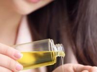 केसांना तेल लावताना हमखास होणाऱ्या 6 चुका, तेल चोपडूनही केस होतात खराब - Marathi News | Hair Oiling Tips : Here are 6 common mistakes that can be made while applying oil to the hair | Latest sakhi Photos at Lokmat.com