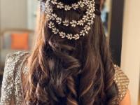 गौरी गणपतीत सुंदर पारंपरिक लूक हवा? पाहा ७ हेअरस्टाइल, सुंदर - साजिरे - सोज्वळ रुप - Marathi News | Ganpati Festival Traditional Look Perfect Hairstyle Options : Want a beautiful traditional look in Gauri Ganapati? See 6 hairstyles, beautiful - festive - elegant look | Latest sakhi Photos at Lokmat.com