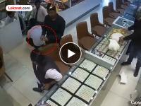 Video:साडेचार कोटींचा दरोडा! डोक्याला लावल्या बंदुका, ज्वेलरी शॉप कसे लुटले? सीसीटीव्ही बघा - Marathi News | Video: Robbery worth Rs 4.5 crore! Guns pointed at head, how was the jewellery shop robbed? Watch CCTV | Latest crime News at Lokmat.com