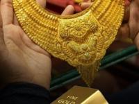 सोन्याच्या किमतीनं इतिहास रचला, भाव विक्रमी पातळीवर जाऊन पोहोचला; चांदीही ₹1 लाख पार! - Marathi News | Gold price creates history, reaches record high, silver also crosses rs 1 lakh; Check the rates | Latest business Photos at Lokmat.com