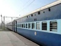 माता न तू वैरिणी! म्हणून आईने पोटच्या पोराला धावत्या रेल्वेतून बाहेर फेकले आणि मग... - Marathi News | ...So the mother threw the baby out of the train and then father saves life his Son | Latest national Photos at Lokmat.com