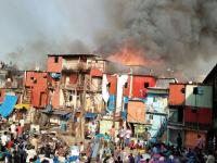 बेहरामपाडयात झोपडपट्टीला लागलेली भीषण आग, अग्निशमन दलाचे आग विझवण्यासाठी शर्थीचे प्रयत्न - Marathi News | Fire brigade in Behram Paday, fire brigade tried | Latest mumbai Photos at Lokmat.com