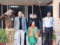 मूर्ती लहान, पण...; बुटकेपणावरून समाजाने टोमणे मारले, मात्र कठोर मेहनतीने त्यांनी IAS बनून दाखवले! - Marathi News | IAS success story of Aarti Dogra faced discrimination for short height | Latest jarahatke Photos at Lokmat.com