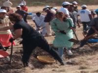 महाराष्ट्रदिनी आमीर खान आणि आलिया भट्टचे फत्तेपुरात महाश्रमदान - Marathi News | Aamir Khan and Alia Bhatt In Fatepur | Latest latur Photos at Lokmat.com