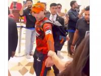 ...अन सर्वांसमोर तिने धरला अभिषेक शर्माचा हात, फलंदाज झाला अवाक्, त्यानंतर.....   - Marathi News | IPL 2026: ...and in front of everyone she held Abhishek Sharma's hand, the batsman was speechless, then..... | Latest cricket News at Lokmat.com