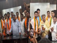 भाजपाचं धक्कातंत्र सुरूच...! श्रीकांत शिंदेंच्या मतदारसंघातील शिंदेसेनेचे बडे नेते लावले गळाला - Marathi News | Many leaders including abhijeet tharwal from Eknath Shinde Shivsena from Dombivli joined BJP | Latest kalyan-dombivli News at Lokmat.com