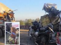 भीषण अपघात! कंटेनरच्या धडकेत बॉम्ब डिस्पोजल स्क्वॉडचे चार जवान शहीद; श्वान सुखरूप... - Marathi News | Horrific accident! Four Bomb Disposal Squad personnel martyred in container collision; Dog safe in Madhya pradesh | Latest national News at Lokmat.com भीषण अपघात! कंटेनरच्या धडकेत बॉम्ब डिस्पोजल स्क्वॉडचे चार जवान शहीद; श्वान सुखरूप... - Marathi News | Horrific accident! Four Bomb Disposal Squad personnel martyred in container collision; Dog safe in Madhya pradesh | Latest national News at Lokmat.com