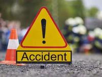 अवजड ट्रक नियंत्रण सुटून कारवर उलटला, भीषण अपघातात पाच जणांचा मृत्यू  - Marathi News | Heavy truck loses control and overturns on car. Five people die in horrific accident | Latest national News at Lokmat.com