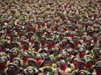 10,001 लोकांनी एकत्र येऊन सादर केलं नृत्य - Marathi News | 10,001 people gathered together dance | Latest national Photos at Lokmat.com