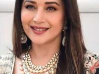 माधुरी दीक्षित कमावते करोडो रुपये पण केसांसाठी मात्र निवडते ‘हा’ ५ रुपयांचा घरगुती हेअरमास्क, पाहा त्याची कमाल - Marathi News | madhuri dixit suggest banana hair mask for silky and shiny hair, how to get silky hair, home hacks for dry hair | Latest sakhi Photos at Lokmat.com