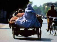 ISISच्या मार्गावर तालिबान! सेक्स गुलाम बनविण्यासाठी घराघरात घुसून मुलींना पळवू लागले, महिलांवर संकट - Marathi News | taliban are catching women and trying to make them sex slaves like isis | Latest international Photos at Lokmat.com