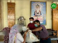 पाकिस्तानातल्या मंदिरात शाहिद आफ्रिदी करतोय जीवनावश्यक वस्तूंचं वाटप - Marathi News | Shahid Afridi visits Hindu temple in Pakistan, distributes essential food items svg | Latest cricket Photos at Lokmat.com