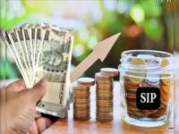 Mutual Fund मध्ये भरभरुन पैसे ओतताहेत लोक; ₹७० लाख कोटींच्या पार पोहोचलं AUM - Marathi News | Mutual Fund Investment increased investors huge investment AUM has crossed rs 70 lakh crore iran israel us war | Latest business News at Lokmat.com