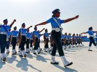 Air Force Day परेडमध्ये पहिल्यांदाच महिलांच्या तुकडीने दाखवली आपली ताकद! - Marathi News | indian air force got a new flag on the occasion of air force day soldiers showed their strength | Latest national Photos at Lokmat.com