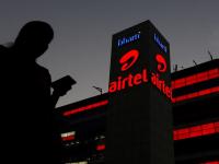 तुमच्याजवळ Airtel चे सिम असेल तर मिळेल 4 लाखांचा फायदा, जाणून घ्या कसा? - Marathi News | airtel give 4 lakh rupees benefits with 2 recharge plan and many schemes | Latest business Photos at Lokmat.com