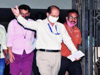 Sachin Vaze: २५ फेब्रुवारीचा किस्सा! जेव्हा DIG समोर सॅल्यूट न मारता सचिन वाझे सँडविच खात उभा होता, त्यानंतर... - Marathi News | Mukesh Ambani Bomb Scare: When Sachin Vaze was eating sandwich without saluting in front of the DIG | Latest crime Photos at Lokmat.com