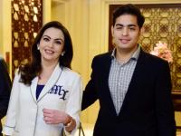 आकाश अंबानीच्या लग्नपत्रिकेचं व्हायरल सत्य...पत्रिका खरी की खोटी ? - Marathi News | Akash Ambani's magazine's viral truth ... is false for the magazine? | Latest mumbai Photos at Lokmat.com