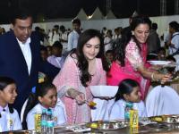 मुलाच्या लग्नाआधी अंबानी कुटुंबाकडून 'अन्न सेवा' - Marathi News | Mukesh Ambani, Wife Nita Serve Food To 2,000 Kids Ahead Of Son's Wedding | Latest mumbai Photos at Lokmat.com